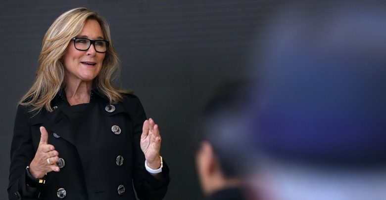 Ángela Ahrendts responde a las crítica sobre su pasado como jefa de ventas en Apple