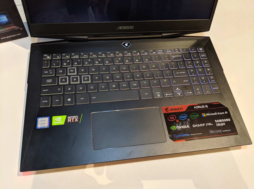 AORUS 15 Teclado y especificaciones del AORUS 15