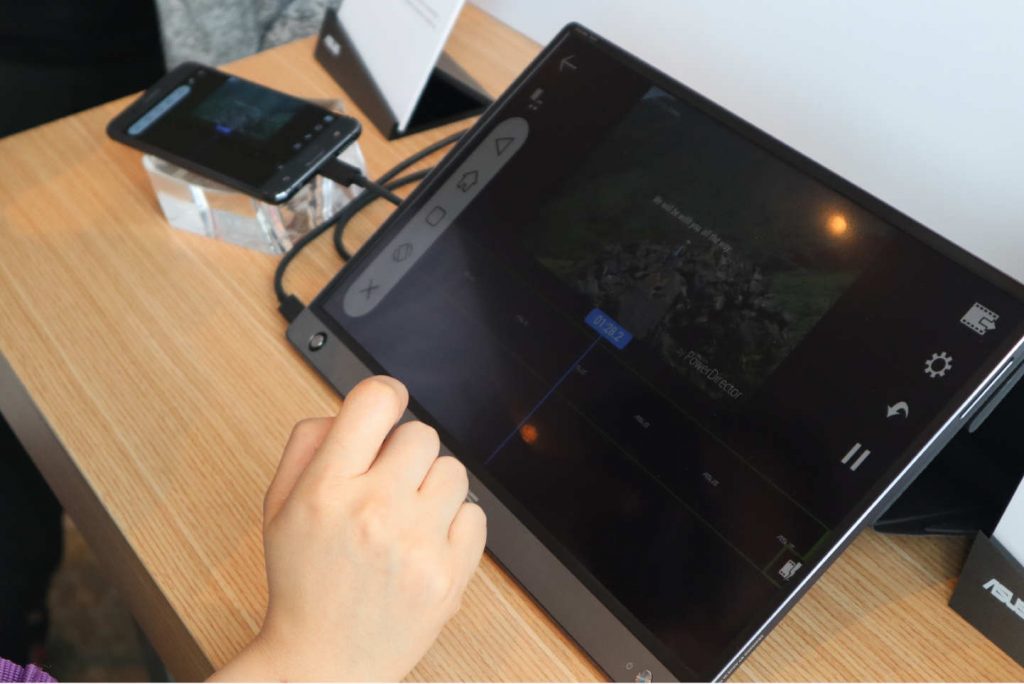 ASUS ZenScreen Touch móvil ASUS ZenScreen Touch proyectando un móvil