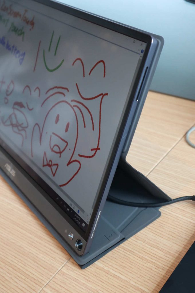 ASUS ZenScreen Touch lateral ASUS ZenScreen Touch desde el lateral