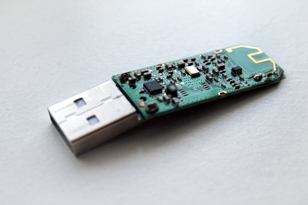 Memoria USB sin carcasa.