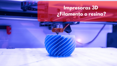 Todos nos hemos hecho la pregunta de ¿Impresora 3D de filamento o resina? Cuando hemos comenzado en el mundo de la impresión 3D. Buscamos miles de páginas para poder informarnos mejor sobre el tema y así escoger la impresora 3D más adecuada para principiantes, siendo la más fácil de utilizar, con más calidad y un buen precio. O simplemente por el contrario, ya has empezado a tener ciertos conocimientos de impresión 3D, pero no conoces qué impresora es mejor. No te preocupes por esto, porque te diré que impresora 3D es mejor, de filamento o de resina. Diferencias entre las impresoras 3D de filamento y resina A continuación te comentaré algunas de las principales diferencias que existen entre las dos tipos de impresoras 3D que hay. El objetivo de ambas es el mismo, pero cambia el proceso de creación del objeto 3D y del material que está realizado. Materiales La principal diferencia que hay entre ambas impresoras 3D, son los materiales con los que trabaja. Material de Resina Por un lado, tenemos la impresora de resina. La resina es un material líquido basado en polímeros y que es sensible a los rayos UV. Para poder crear el objeto 3D con la impresora, se realiza un proceso llamado fotopolimerización, en la cual se solidifican partes de la resina por capas, aplicando luz a una cierta longitud de onda. La resina, puede obtener capas bastantes finas de hasta 25 micras y se pueden obtener gran detalle en las impresiones que realicemos. Algo que es inconveniente de la resina, es que es tóxica, por lo que hay que tener cuidado a la hora de manipularla. Es recomendable que siempre tengamos puestos guantes de látex para evitar el contacto con la piel. Por lo general, no pasaría nada, pero con el tiempo se pueden generar alergias a la resina. Material de Filamento Tenemos otro tipo de impresoras 3D, estas están creadas para soportar el material de filamento. El filamento, está fabricado a partir de plásticos fundidos, pero también hay otros elementos. El funcionamiento de este tipo de material es capa por capa hasta terminar de completar el modelo 3D que estamos realizando. Para poder solificar el material de filamento fundido, necesita de un láser que permite hacer duro el material y así, poder crear el modelo 3D que indicamos a la impresora. Impresoras de resina Las impresoras de resina forman el modelo 3D, con un líquido fotocurable, capa por capa hasta terminar de completar el objeto. Estas impresoras usan una pantalla LCD o un láser que las hace ser más precisas. En comparación con las impresoras de filamento, estas suelen ser un poco más caras, ya que llegan a unos niveles de calidad y detalles superiores. Una vez que se haya creado el objeto, se necesita un tratamiento posterior a la impresión, donde se tendrá que retirar el exceso de resina, limpiando la pieza ya sea con un alcohol isopropílico o con agua. La forma, dependerá del tipo de resina que estemos usando. Después, necesitamos hacer el proceso de curado, que es colocarlo en luz ultravioleta para poder conseguir que la pieza se vuelva rígida. Tenemos que tener en cuenta, que la impresora 3D a pesar de conseguir un mayor detalle, es más costosa a la hora de mantenerla limpia, ya que una vez finalice el proceso de impresión, se deberá limpiar. Estas impresoras son mucho mejores, si queremos hacer piezas pequeñas con una buena calidad y resultado final de la pieza. Ventajas Gracias al láser permite la resolución de piezas muy detalladas por muy pequeñas que sean. El tiempo es menor Podemos encontrar diferentes tipos de material de resina con diferentes colores Más nivel de detalle Desventajas Proceso de curado una vez finalizada la impresión 3D Mantenimiento de la impresora 3D Tienen un precio más elevado Se tiene que tener la pantalla en perfectas condiciones para un buen funcionamiento. Impresoras de filamento Las impresoras de filamento consisten en ir depositando un plástico derretido, capa por capa. Esto se hace con el fin de poder conseguir el objeto 3D que queremos. Existen muchos tipos de materiales para imprimir, con diferentes colores. Contamos además, con muchos accesorios para la impresora 3D, ya sea desde filamentos que se pueden disolver hasta boquillas de distintos diámetros. A diferencia de la impresora de resina, el precio de esta impresora es mucho más económico. El mantenimiento es bastante sencillo y mucho menos que el de la impresora de resina. Pero tenemos que tener en cuenta, que los tiempos de impresión son más lentos, por los recorridos que tiene que hacer la extrusora para crear la pieza. En cambio, a pesar de que los tiempos son más largos, podemos crear piezas de mayor tamaño. Ventajas No se necesita un proceso de curado una vez finalizada la impresión 3D. No necesita la impresión 3D un mantenimiento como la impresora de resina. Es más económica. Existen muchos tipos de materiales de filamento y de colores. Desventajas No tiene tanto nivel de detalle. Cuesta conseguir un buen acabado en piezas pequeñas. El tiempo de impresión es mucho mayor. Conclusión La impresora que quieras se debe de adaptar a tus necesidades y situación económica. Si lo que buscas es una para empezar aprender, no dispones de mucho dinero, te da igual el tiempo de espera de la impresión y quieres un mantenimiento mínimo, te recomiendo la impresora de filamento. Por el contrario, si quieres tener piezas de mejor calidad, con buenos detalles. El tiempo de espera es mucho menor, tienen un mayor presupuesto. Te recomiendo la impresora de resina, porque a pesar de que su mantenimiento es más trabajoso que la impresora de filamento, esta deja unos resultados con mejores calidades.