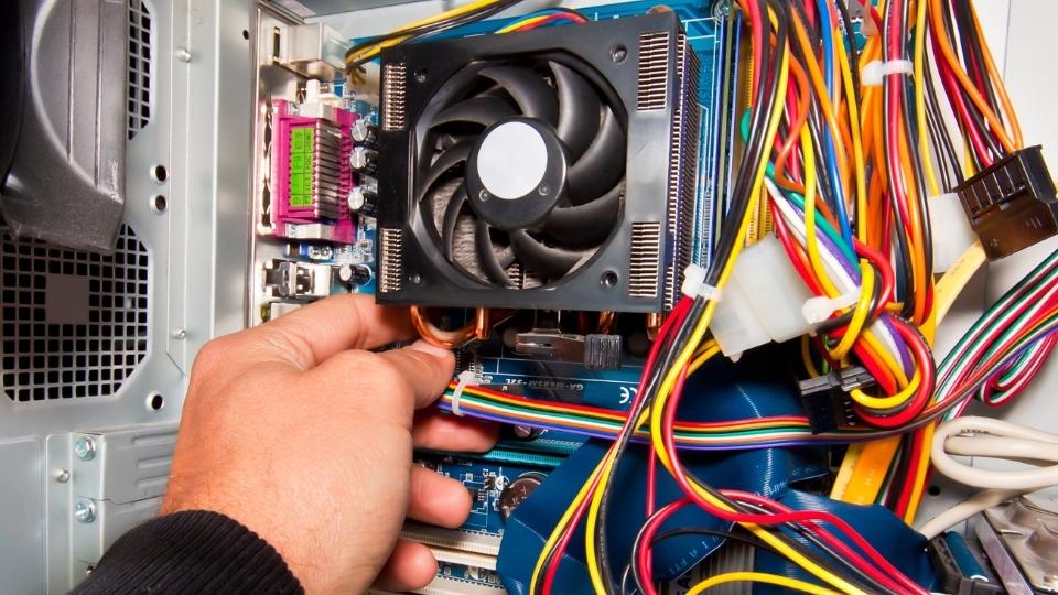 ¿Por qué mi PC solo enciende los ventiladores y no enciende?