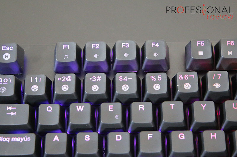Los teclados mecánicos de perfil bajo Sharkoon PureWriter se pasan al RGB