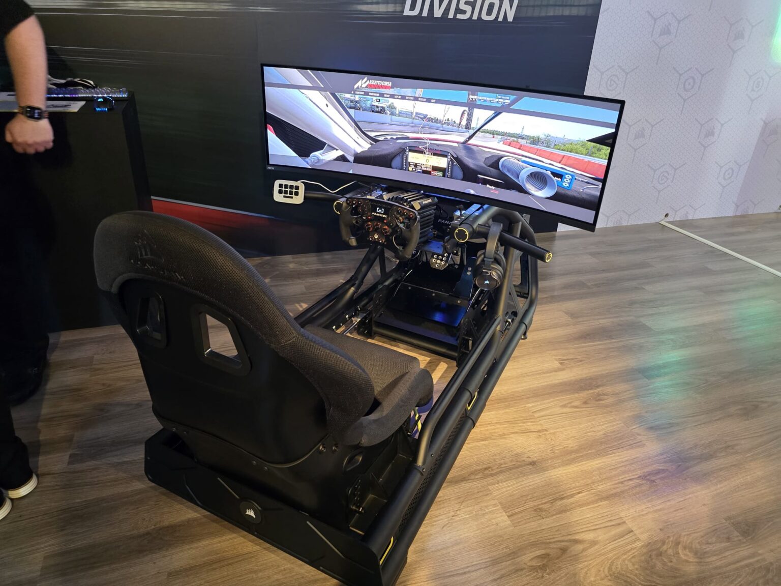 Corsair Racing Corsair enseña SIM RACING COCKPIT para jugar a simuladores