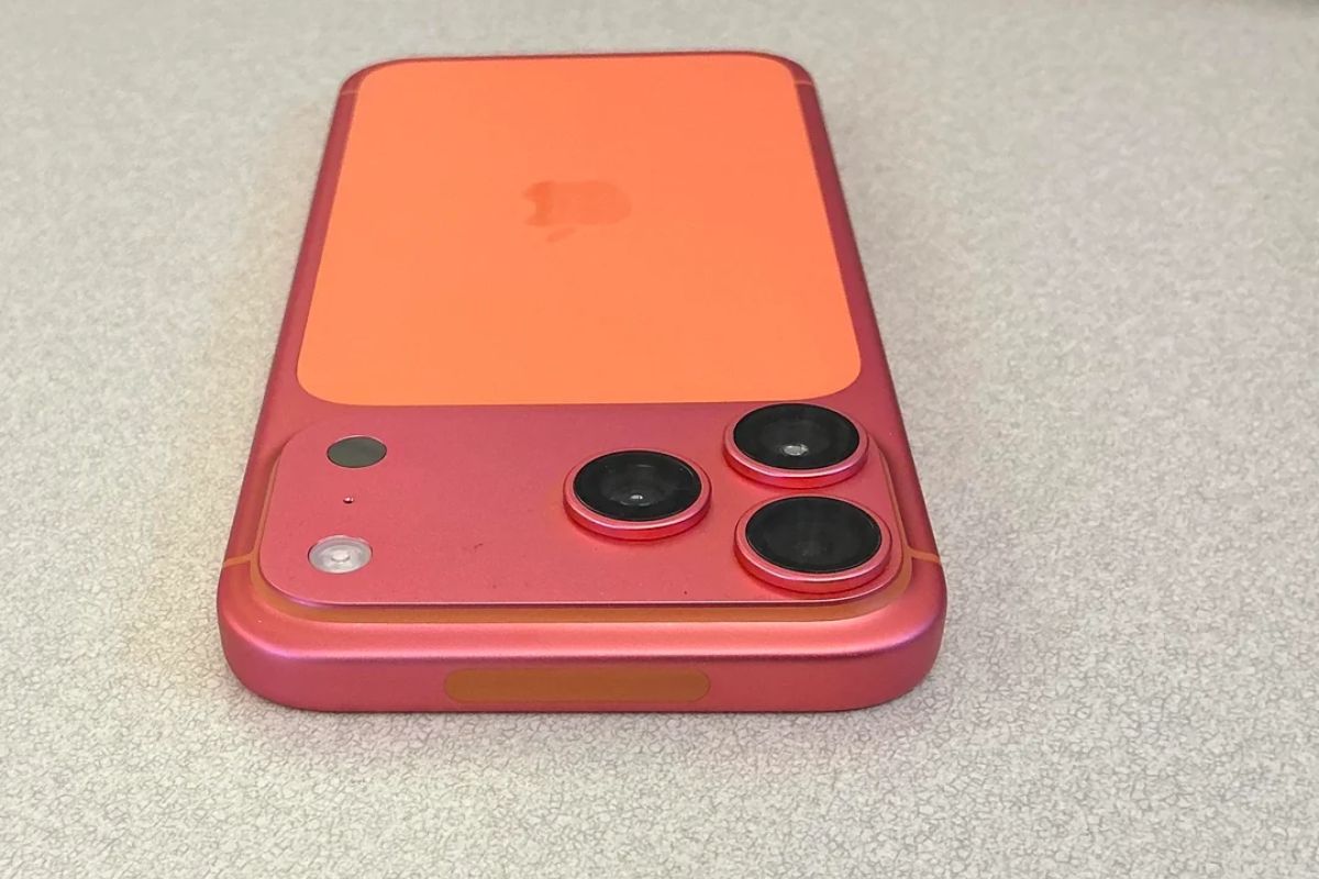 El iPhone 17 Pro se decolora con el sol en las versiones Naranja Cósmico y Azul Intenso El iPhone 17 Pro se decolora con el sol en las versiones Naranja Cósmico y Azul Intenso