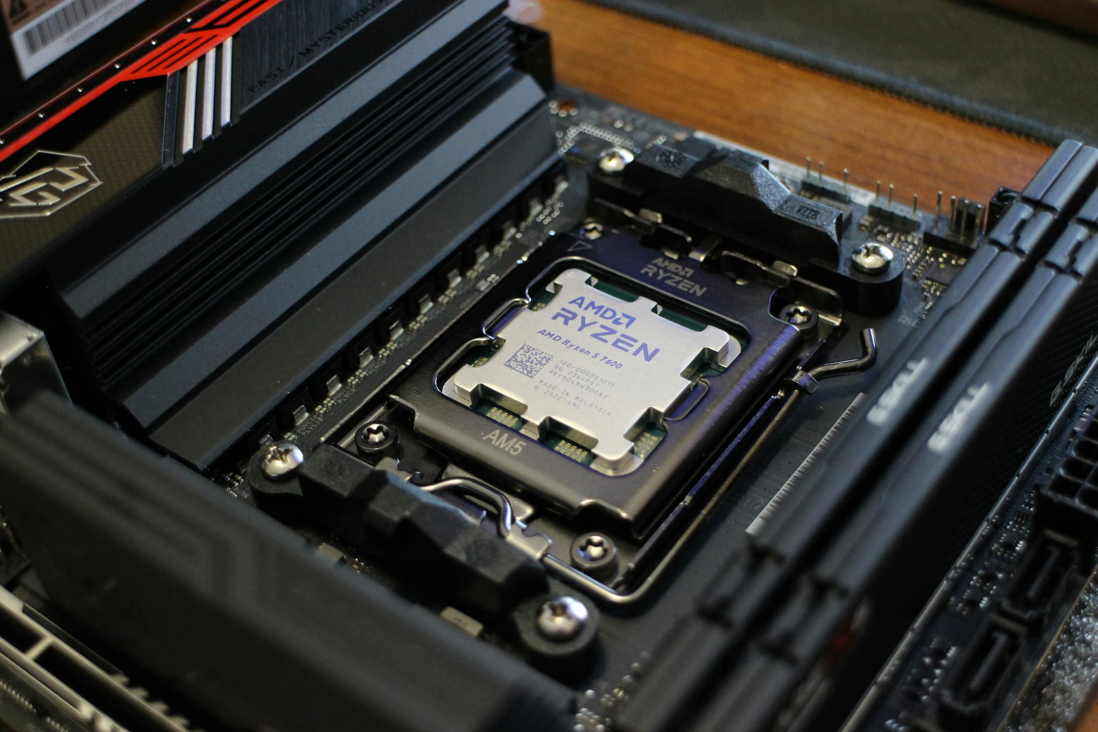 Si vas a montar un PC Gaming con una CPU Ryzen 9000, no tienes que gastar una fortuna en una placa base: esta de Asus sale muy barata