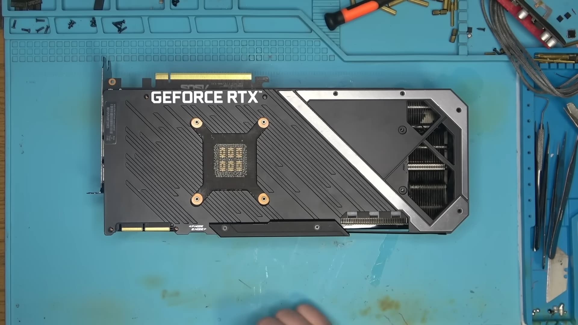 Trató de reparar su ASUS ROG Strix RTX 3090, pero un tornillo equivocado lo arruinó todo