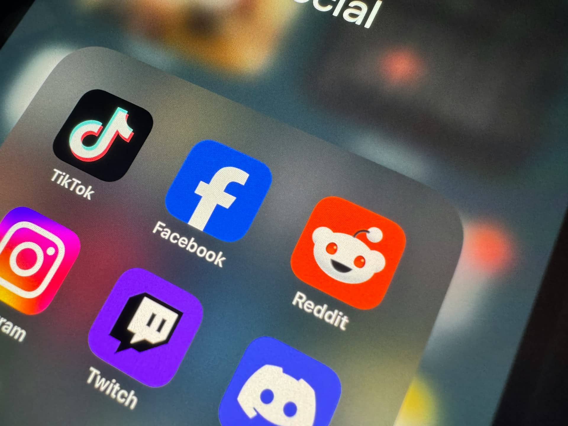 El desafío de la verificación de edad: menores recurren a VPN y perfiles falsos para eludir restricciones