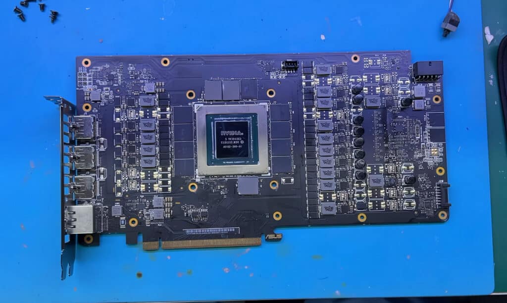 Gpu Plastic RTX 4090: Descubren una GPU falsa con un chip de plástico