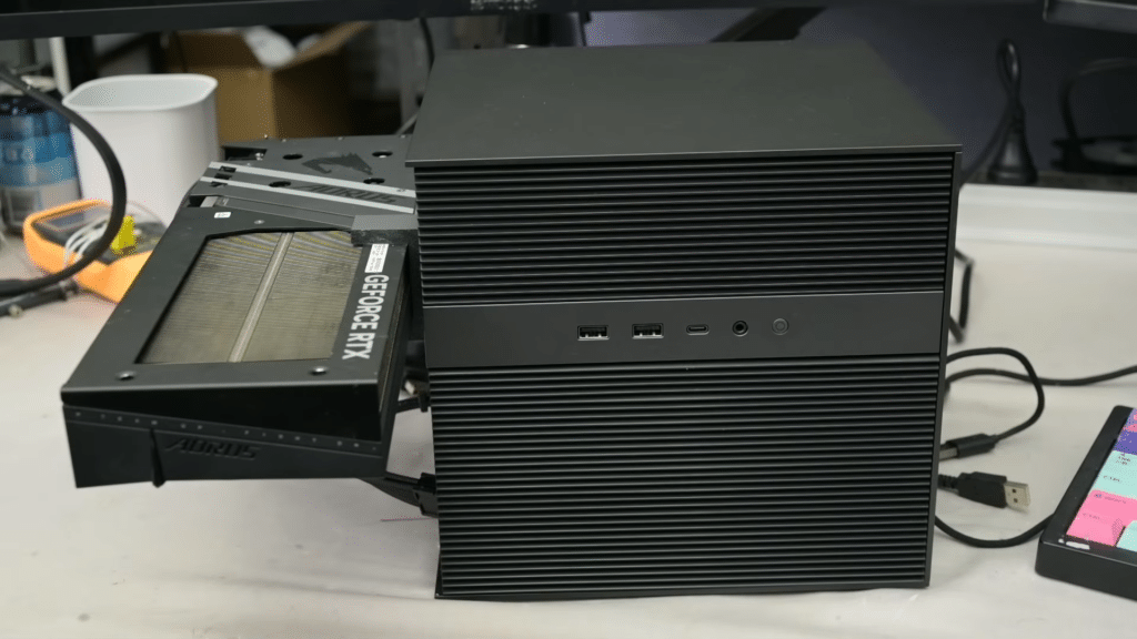 ¿Es posible transformar un NAS en un PC gaming? Modifican un ZimaCube 2 con una RTX 5060 y su rendimiento sube un 800 %